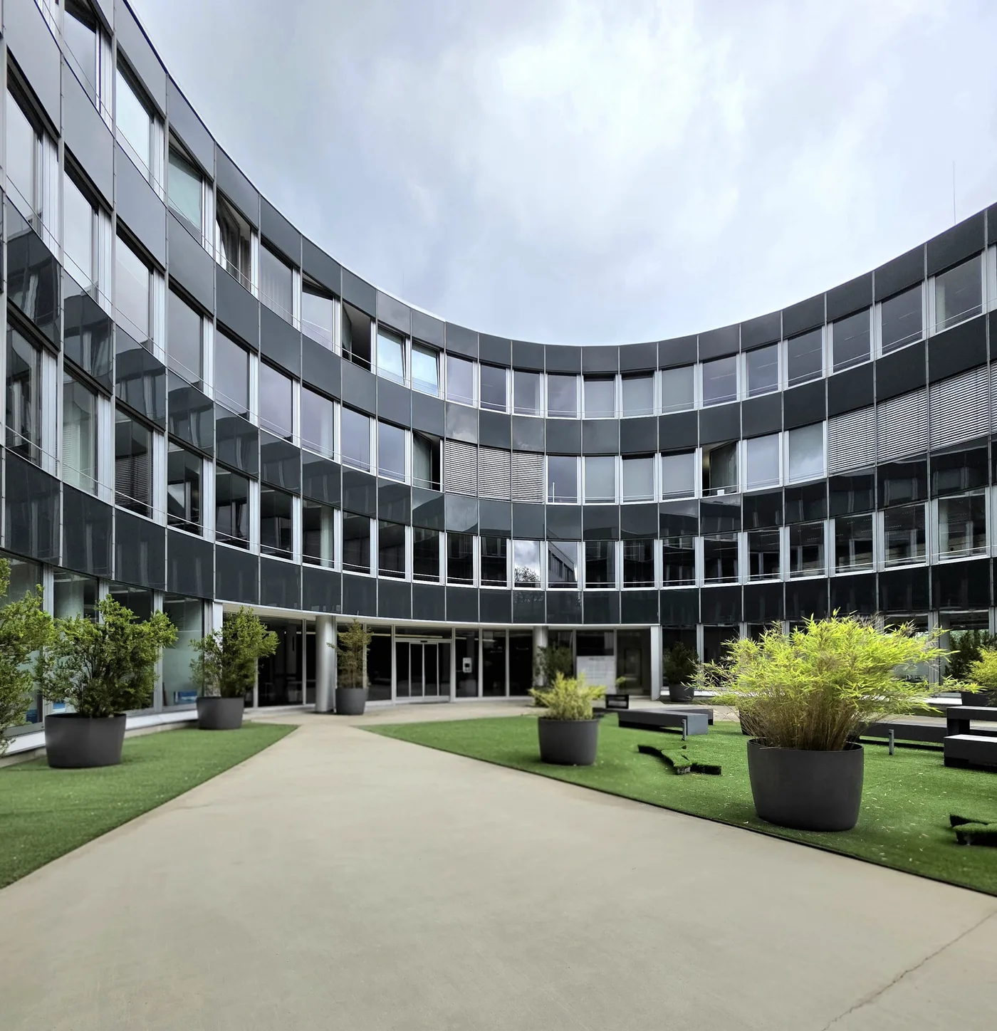 Innenhof einer von Objekt Management Oberland betreuten Gewerbeimmobilie