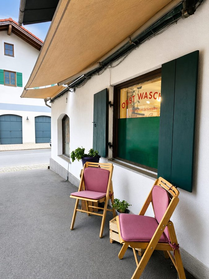 Obst Wascht Schliersee – Terrasse unter der Markise