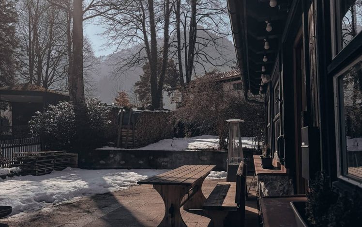 Geräumte Terrasse mit Holzbank im Winter