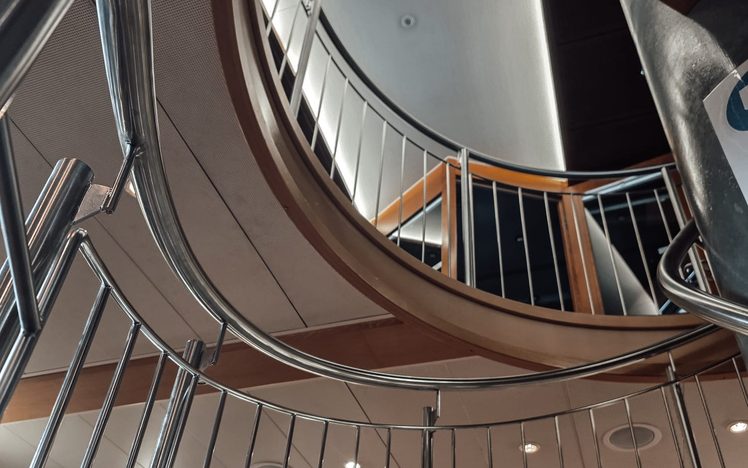 Untersicht der Wendeltreppe mit Edelstahlgeländer